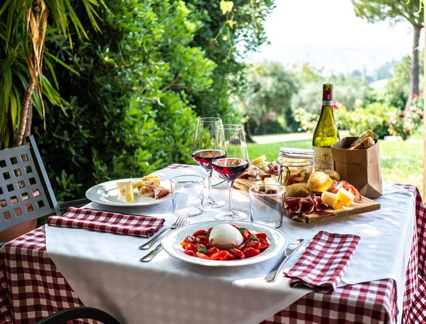 Tagliere di salumi e formaggi con vino in enoteca.